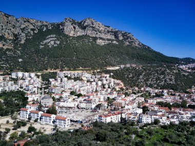 Türkiye 'nin Mugla ilinde Kas tatil beldesi ve kentin insansız hava aracı manzarası harika mavi ve berrak lagünü ve yatlarıyla