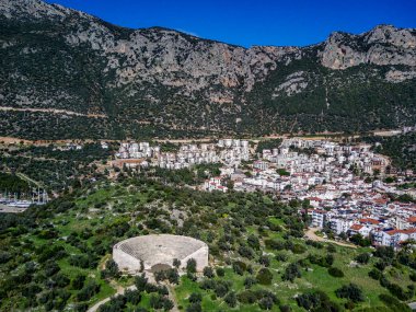 Türkiye 'nin Mugla ilinde Kas tatil beldesi ve kentin insansız hava aracı manzarası harika mavi ve berrak lagünü ve yatlarıyla