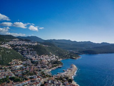 Türkiye 'nin Mugla ilinde Kas tatil beldesi ve kentin insansız hava aracı manzarası harika mavi ve berrak lagünü ve yatlarıyla