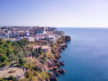 Antalya 'da Antalya Körfezi' nin güneşli bir günde İHA 'nın yüksek noktasından havadan çekilmiş fotoğrafı. Kuşlardan inanılmaz bir şehir manzarası. Güzel kasaba ve deniz yamaçları üzerinde uçuyorlar.