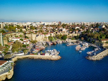Antalya 'da Antalya Körfezi' nin güneşli bir günde İHA 'nın yüksek noktasından havadan çekilmiş fotoğrafı. Kuşlardan inanılmaz bir şehir manzarası. Güzel kasaba ve deniz yamaçları üzerinde uçuyorlar.