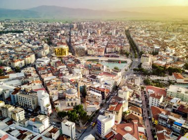 Aydın 'ın başkenti Aydın' ın havadan çekilmiş fotoğrafı - Aydın 'ın Aydın kenti, güneşli bir günde İHA' nın en yüksek noktasından havalandı. Güzel şehir merkezinde ve parklarda uçan kuşlardan inanılmaz bir şehir manzarası..