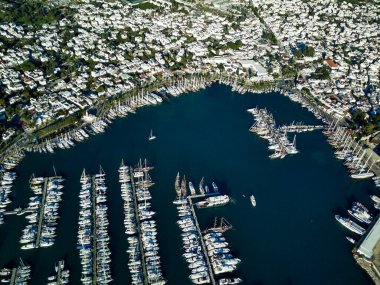 Türkiye 'nin Mugla ilçesindeki Bodrum limanı ve antik Kalesi' nin güzel yatlarıyla dolu İHA 'dan inanılmaz panoramik manzara
