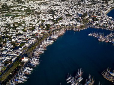 Türkiye 'deki Bodrum limanının insansız hava aracı ve antik Kalesi' nin muhteşem panoramik manzarası