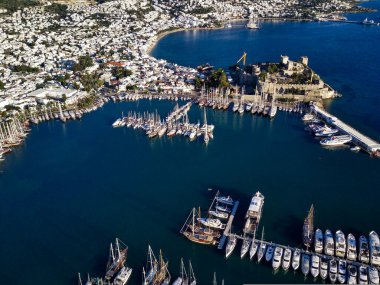 Türkiye 'deki Bodrum limanının insansız hava aracı ve antik Kalesi' nin muhteşem panoramik manzarası