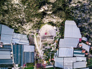 Antik Yunan kayalarının yüksek açılı insansız hava aracı görüntüsü Myra 'daki Lykian İmparatorluğu amfi tiyatro ve mezarlarını kesti (Demre, Türkiye)