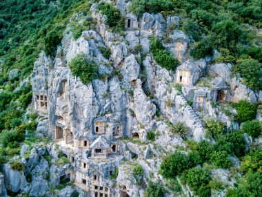 Myra 'da kayalıklara oyulmuş antik Yunan kayalarının yüksek açılı insansız hava aracı görüntüsü (Demre, Türkiye)
