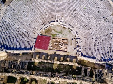 Antik Yunan kayalarının yüksek açılı insansız hava aracı görüntüsü Myra 'daki Lykian İmparatorluğu amfi tiyatro ve mezarlarını kesti (Demre, Türkiye)