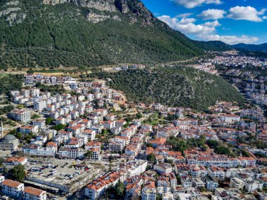 Türkiye 'nin Mugla ilinde Kas tatil beldesi ve kentin insansız hava aracı manzarası harika mavi ve berrak lagünü ve yatlarıyla