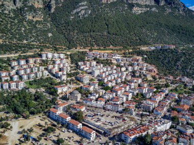 Türkiye 'nin Mugla ilinde Kas tatil beldesi ve kentin insansız hava aracı manzarası harika mavi ve berrak lagünü ve yatlarıyla