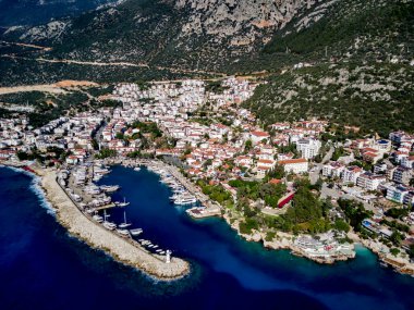 Türkiye 'nin Mugla ilinde Kas tatil beldesi ve kentin insansız hava aracı manzarası harika mavi ve berrak lagünü ve yatlarıyla