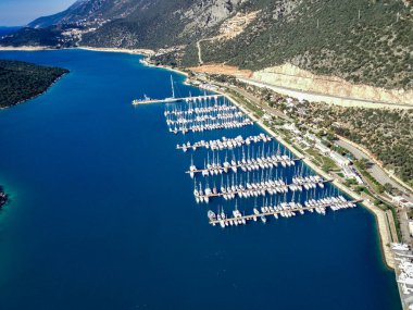 Türkiye 'nin Mugla ilinde Kas tatil beldesi ve kentin insansız hava aracı manzarası harika mavi ve berrak lagünü ve yatlarıyla