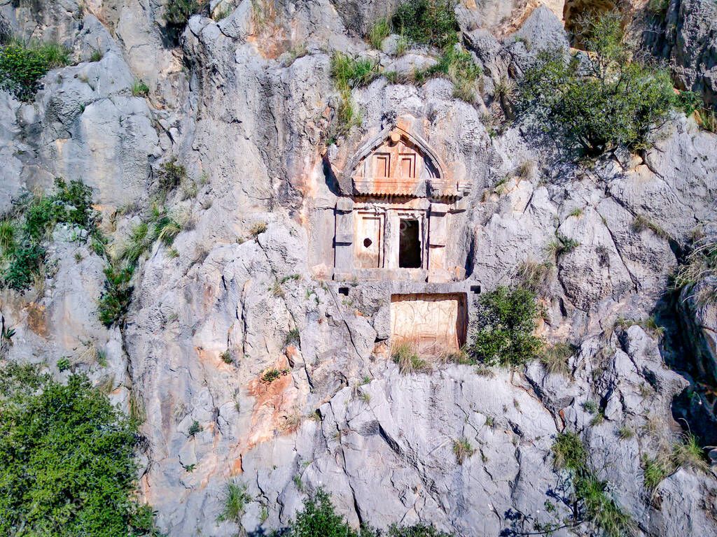 Vista aérea de drones de ángulo alto de antiguas tumbas griegas