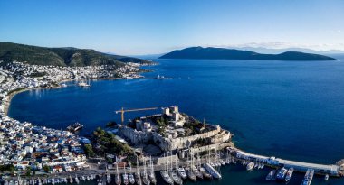 Bodrum Limanı ve antik Kalesi 'nin insansız hava aracından inanılmaz panoramik manzara