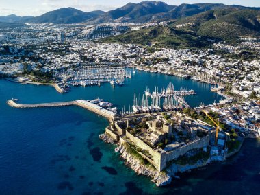 Türkiye 'deki Bodrum limanının insansız hava aracı ve antik Kalesi' nin muhteşem panoramik manzarası