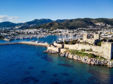 Türkiye 'deki Bodrum limanının insansız hava aracı ve antik Kalesi' nin muhteşem panoramik manzarası