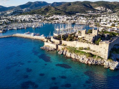 Türkiye 'deki Bodrum limanının insansız hava aracı ve antik Kalesi' nin muhteşem panoramik manzarası