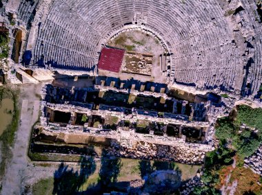 Antik Yunan kayalarının yüksek açılı insansız hava aracı görüntüsü Myra 'daki Lykian İmparatorluğu amfi tiyatro ve mezarlarını kesti (Demre, Türkiye)
