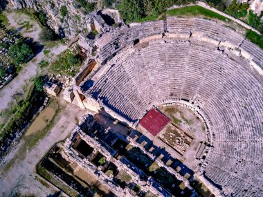 Antik Yunan kayalarının yüksek açılı insansız hava aracı görüntüsü Myra 'daki Lykian İmparatorluğu amfi tiyatro ve mezarlarını kesti (Demre, Türkiye)