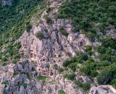 Myra 'da kayalıklara oyulmuş antik Yunan kayalarının yüksek açılı insansız hava aracı görüntüsü (Demre, Türkiye)