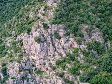 Myra 'da kayalıklara oyulmuş antik Yunan kayalarının yüksek açılı insansız hava aracı görüntüsü (Demre, Türkiye)