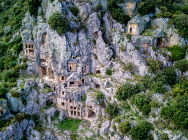 Myra 'da kayalıklara oyulmuş antik Yunan kayalarının yüksek açılı insansız hava aracı görüntüsü (Demre, Türkiye)