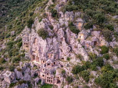 Myra 'da kayalıklara oyulmuş antik Yunan kayalarının yüksek açılı insansız hava aracı görüntüsü (Demre, Türkiye)