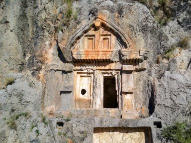 Myra 'da kayalıklara oyulmuş antik Yunan kayalarının yüksek açılı insansız hava aracı görüntüsü (Demre, Türkiye)