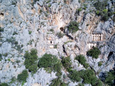 Myra 'da kayalıklara oyulmuş antik Yunan kayalarının yüksek açılı insansız hava aracı görüntüsü (Demre, Türkiye)
