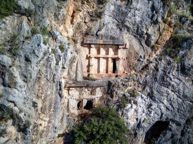 Myra 'da kayalıklara oyulmuş antik Yunan kayalarının yüksek açılı insansız hava aracı görüntüsü (Demre, Türkiye)