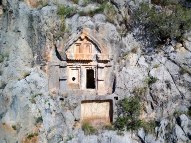 Myra 'da kayalıklara oyulmuş antik Yunan kayalarının yüksek açılı insansız hava aracı görüntüsü (Demre, Türkiye)