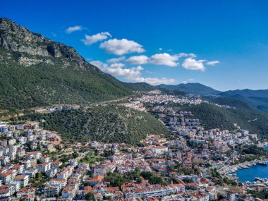 Türkiye 'nin Mugla ilinde Kas tatil beldesi ve kentin insansız hava aracı manzarası harika mavi ve berrak lagünü ve yatlarıyla