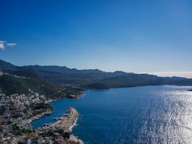 Türkiye 'nin Mugla ilinde Kas tatil beldesi ve kentin insansız hava aracı manzarası harika mavi ve berrak lagünü ve yatlarıyla