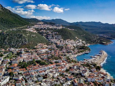 Türkiye 'nin Mugla ilinde Kas tatil beldesi ve kentin insansız hava aracı manzarası harika mavi ve berrak lagünü ve yatlarıyla