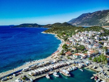 Türkiye 'nin Mugla ilinde Kas tatil beldesi ve kentin insansız hava aracı manzarası harika mavi ve berrak lagünü ve yatlarıyla