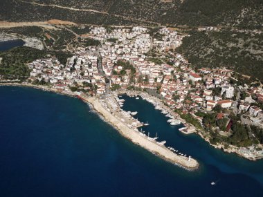 Türkiye 'nin Mugla ilinde Kas tatil beldesi ve kentin insansız hava aracı manzarası harika mavi ve berrak lagünü ve yatlarıyla