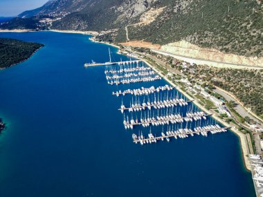 Türkiye 'nin Mugla ilinde Kas tatil beldesi ve kentin insansız hava aracı manzarası harika mavi ve berrak lagünü ve yatlarıyla