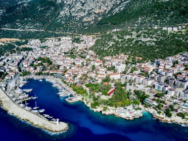 Türkiye 'nin Mugla ilinde Kas tatil beldesi ve kentin insansız hava aracı manzarası harika mavi ve berrak lagünü ve yatlarıyla