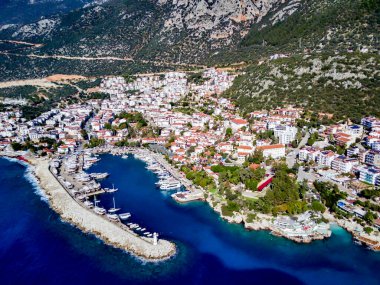 Türkiye 'nin Mugla ilinde Kas tatil beldesi ve kentin insansız hava aracı manzarası harika mavi ve berrak lagünü ve yatlarıyla