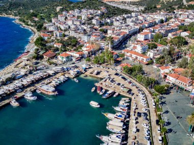 Türkiye 'nin Mugla ilinde Kas tatil beldesi ve kentin insansız hava aracı manzarası harika mavi ve berrak lagünü ve yatlarıyla