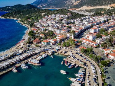 Türkiye 'nin Mugla ilinde Kas tatil beldesi ve kentin insansız hava aracı manzarası harika mavi ve berrak lagünü ve yatlarıyla