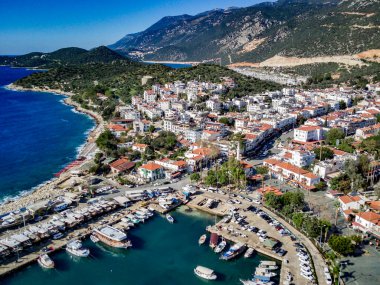 Türkiye 'nin Mugla ilinde Kas tatil beldesi ve kentin insansız hava aracı manzarası harika mavi ve berrak lagünü ve yatlarıyla