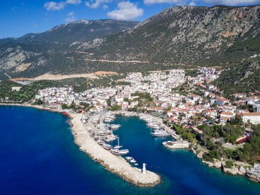 Türkiye 'nin Mugla ilinde Kas tatil beldesi ve kentin insansız hava aracı manzarası harika mavi ve berrak lagünü ve yatlarıyla