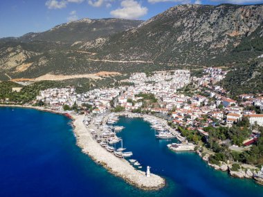 Türkiye 'nin Mugla ilinde Kas tatil beldesi ve kentin insansız hava aracı manzarası harika mavi ve berrak lagünü ve yatlarıyla