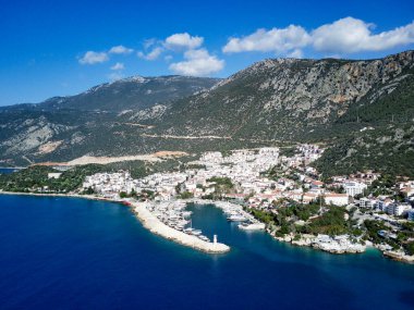 Türkiye 'nin Mugla ilinde Kas tatil beldesi ve kentin insansız hava aracı manzarası harika mavi ve berrak lagünü ve yatlarıyla