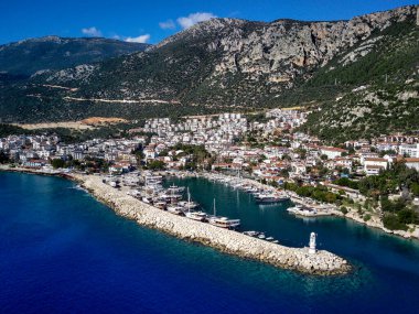 Türkiye 'nin Mugla ilinde Kas tatil beldesi ve kentin insansız hava aracı manzarası harika mavi ve berrak lagünü ve yatlarıyla