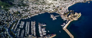 Türkiye 'nin Mugla ilçesindeki Bodrum limanı ve antik Kalesi' nin güzel yatlarıyla dolu İHA 'dan inanılmaz panoramik manzara