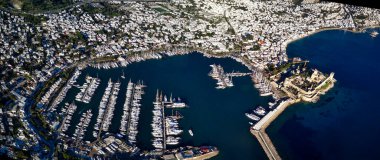 Türkiye 'nin Mugla ilçesindeki Bodrum limanı ve antik Kalesi' nin güzel yatlarıyla dolu İHA 'dan inanılmaz panoramik manzara