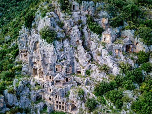 Myra 'da kayalıklara oyulmuş antik Yunan kayalarının yüksek açılı insansız hava aracı görüntüsü (Demre, Türkiye)
