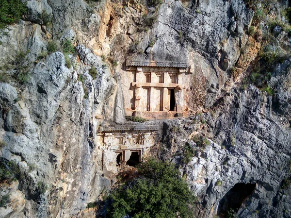 Высокие Углы Беспилотника Воздушный Вид Древних Греческих Скальных Высеченных Гробниц — стоковое фото